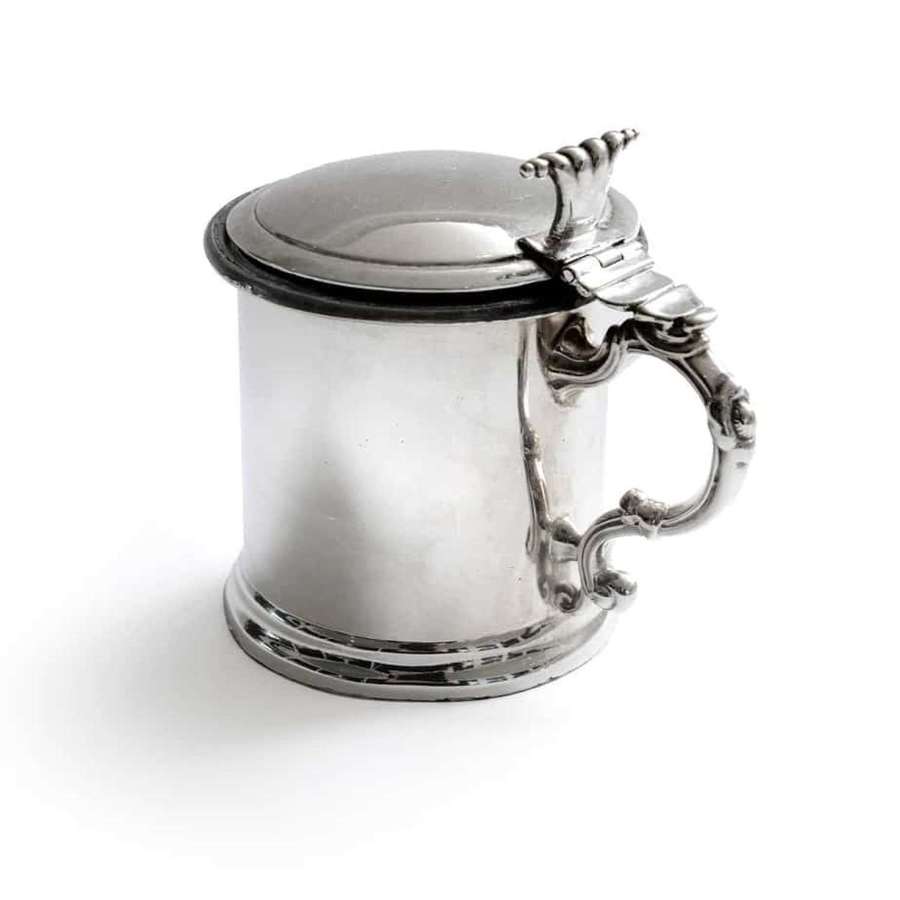 An electroplated mustard pot of cylindrical design