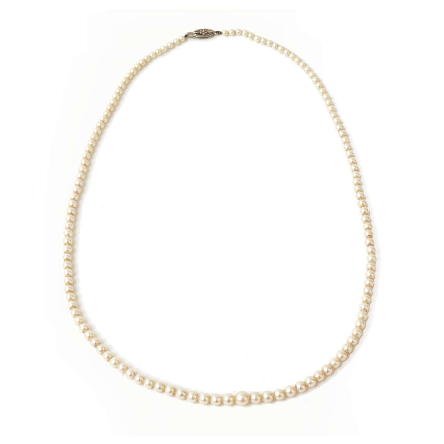 Graduated cultured pearl necklace with white gold clasp